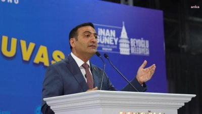 Cihangir'de eğlenmek için meyhaneye giden üç genç kadının saçının çekilip