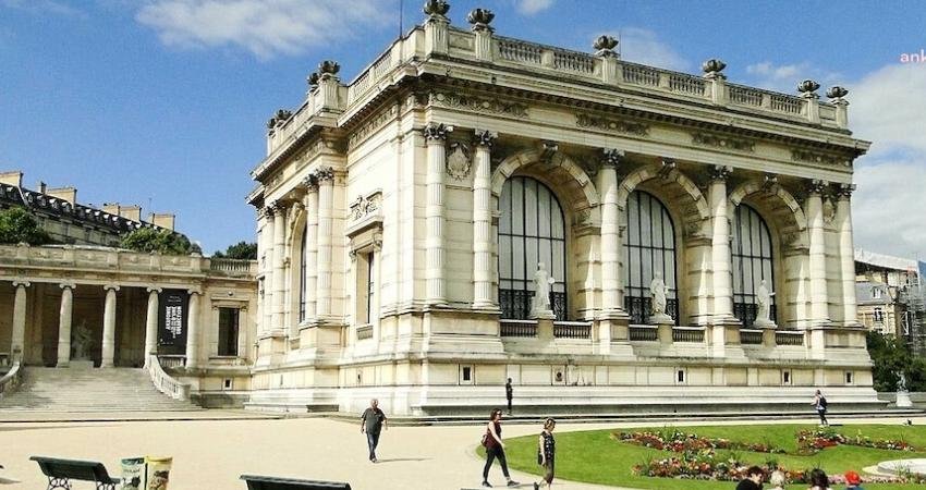 İstanbul’un 2036 Olimpiyat Oyunları’na ev sahipliği yapması için tanıtım amacıyla Paris’in ünlü moda
