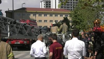 Esenyurt Nazım Hikmet Bulvarı 2011 Sokak'taki 33 katlı binanın girişindeki