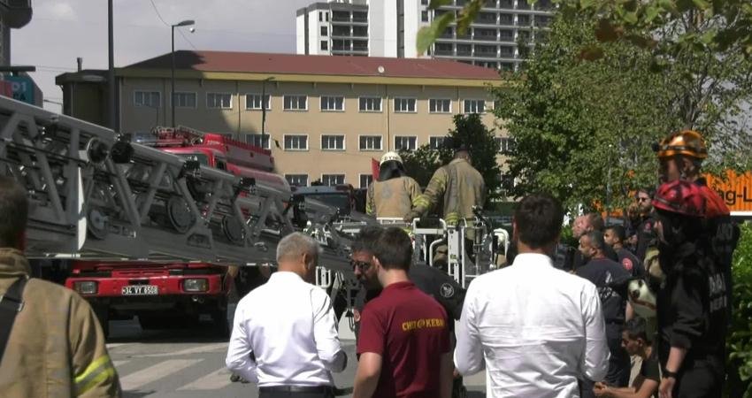 Esenyurt Nazım Hikmet Bulvarı 2011 Sokak'taki 33 katlı binanın girişindeki
