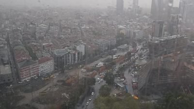 Gök gürültülü sağanak İstanbul'da bazı semtlerde etkili oluyor. Saat 10.00