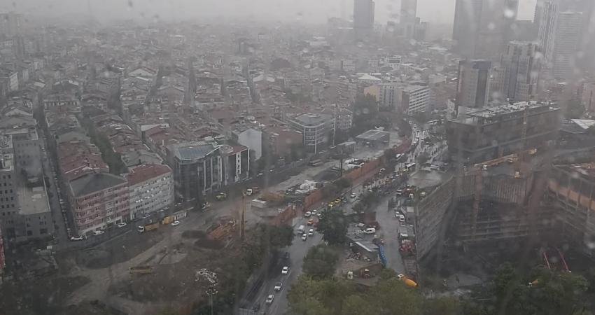 Gök gürültülü sağanak İstanbul'da bazı semtlerde etkili oluyor. Saat 10.00