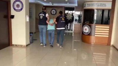 İstanbul'da metroda saç tokası satan yabancı uyruklu bir çocuğa bir