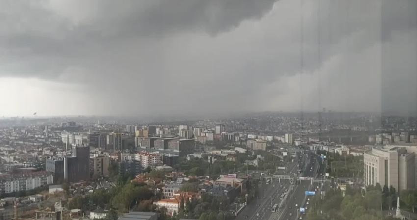 İstanbul'da gök gürültülü sağanak saat 11.00 sıralarında etkili olmaya başladı.
