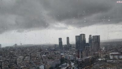 İstanbul'da saat 10.00 sıralarında başlayan yağış özellikle Kabataş, Karaköy, Eminönü