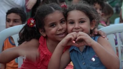Kadıköy Belediyesi, daha çok çocuğun tiyatro izleyebilmesi için 'Mahallemde Çocuk