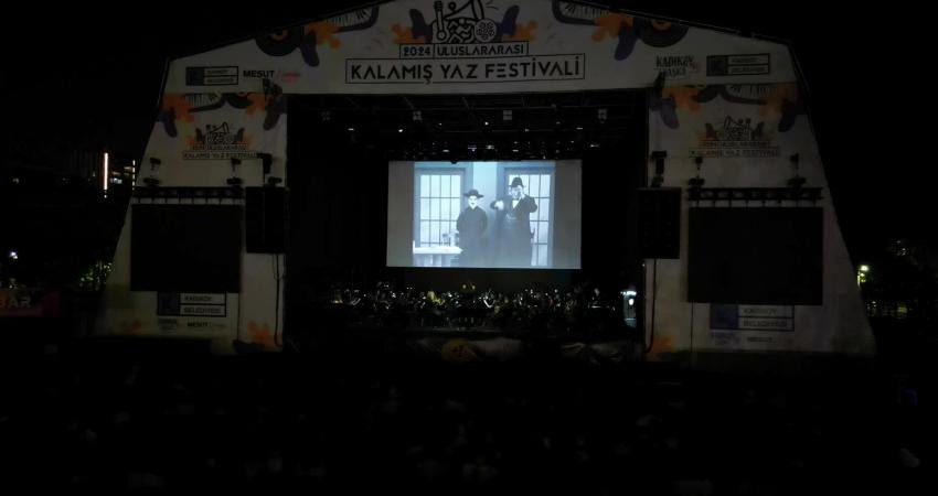 Kadıköy Belediyesi'nin bu yıl dördüncüsünü düzenlediği Uluslararası Kalamış Yaz Festivali,