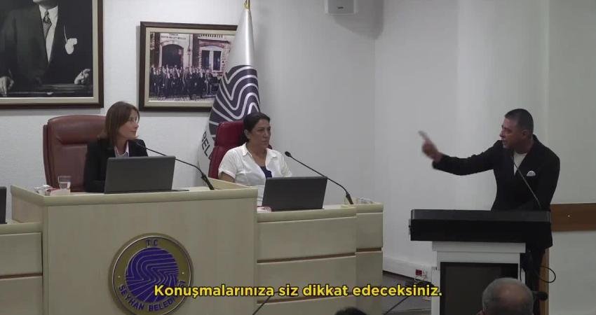 Seyhan Belediyesi Meclisi toplantısında MHP’li Meclis Üyesi Şeyhmus Uçar, CHP’li Seyhan