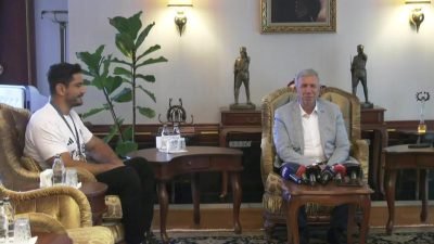 Ankara Büyükşehir Belediye (ABB) Başkanı Mansur Yavaş, milli güreşçi Taha