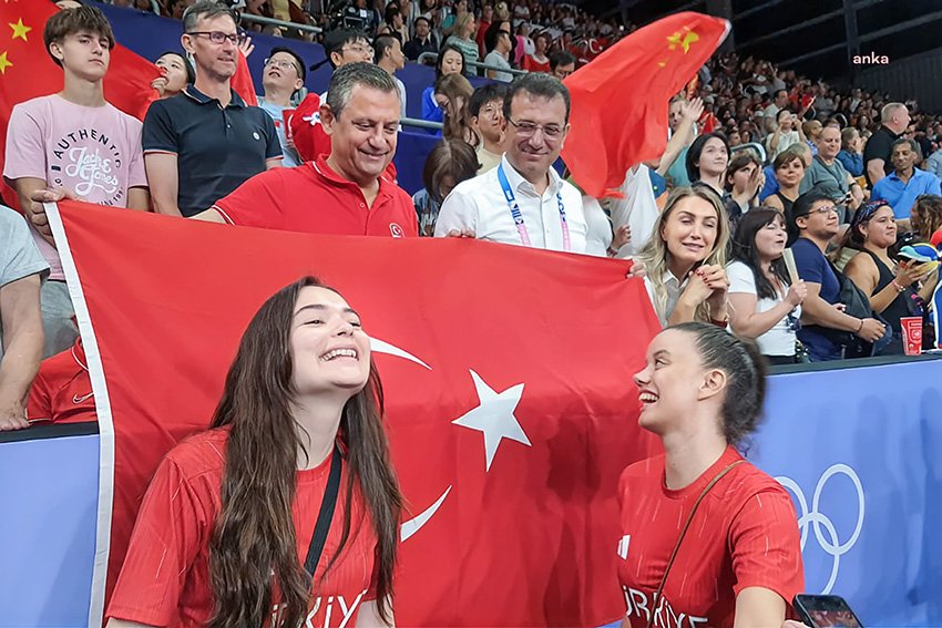 ozel-imamoglu-ve-yavastan-a-milli-kadin-voleybol-takimina-tebrik-mesajlari-yuruyoruz-sampiyonluga-ayagimiz-ugurlu-geldi