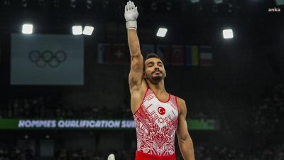 Paris 2024 Olimpiyatları'nda atletizm branşında paralel barda mücadele eden milli