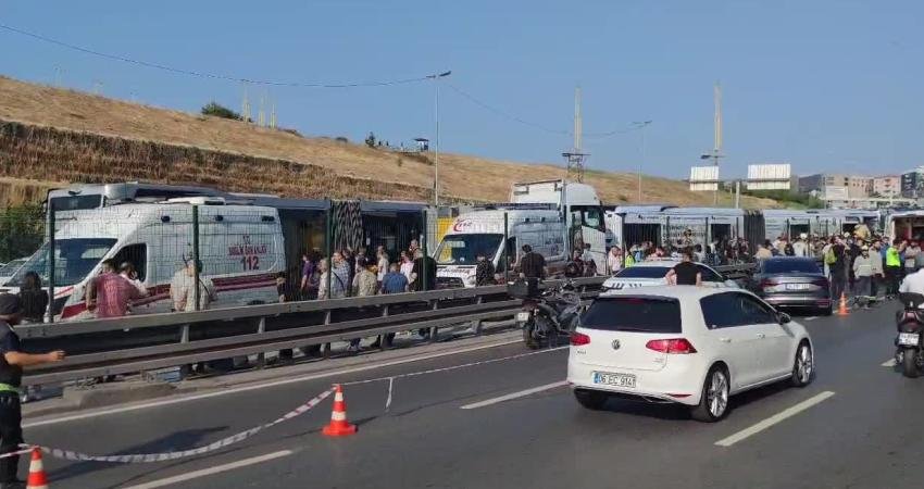  Metrobüs hattının Yenibosna ve Sefaköy durakları arasında bu sabah kaza