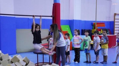 Tepebaşı Belediyesi Yunus Emre Spor Tesisleri’ndeki yaz dönemi kursları, çocuklardan