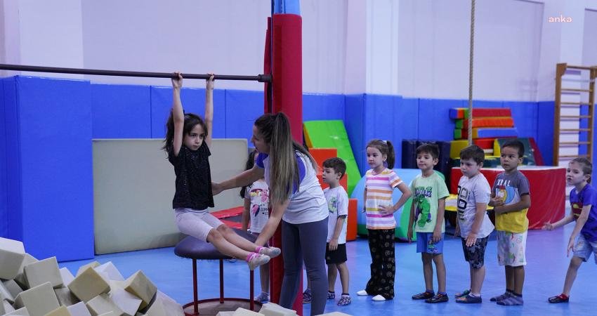 Tepebaşı Belediyesi Yunus Emre Spor Tesisleri’ndeki yaz dönemi kursları, çocuklardan