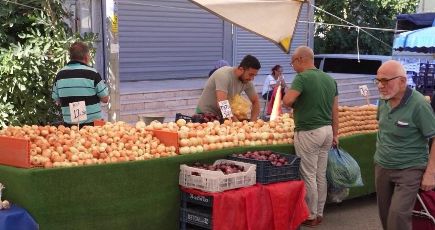 Tuzla Belediyesi'ne bağlı zabıta ekiplerinin ilçe emniyeti ile beraber yürüttüğü
