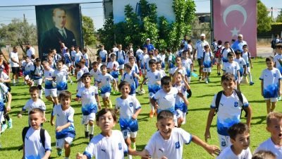 Yunusemre Belediyespor'un yaz futbol okulu Evrenos'ta yapılan son çalışmayla tamamlandı.