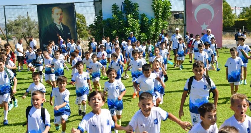 Yunusemre Belediyespor'un yaz futbol okulu Evrenos'ta yapılan son çalışmayla tamamlandı.