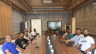 Yunusemre Belediyespor’da 2024-2025 sezonu öncesinde futbol antrenörleriyle toplantı yapılarak yol