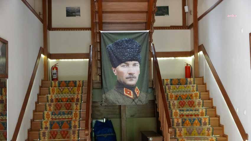 camlihemsin-halki-kendi-imkanlariyla-yaptirdiklari-tas-mektepin-milli-egitim-bakanligina-tahsisine-tepki-gosterdi