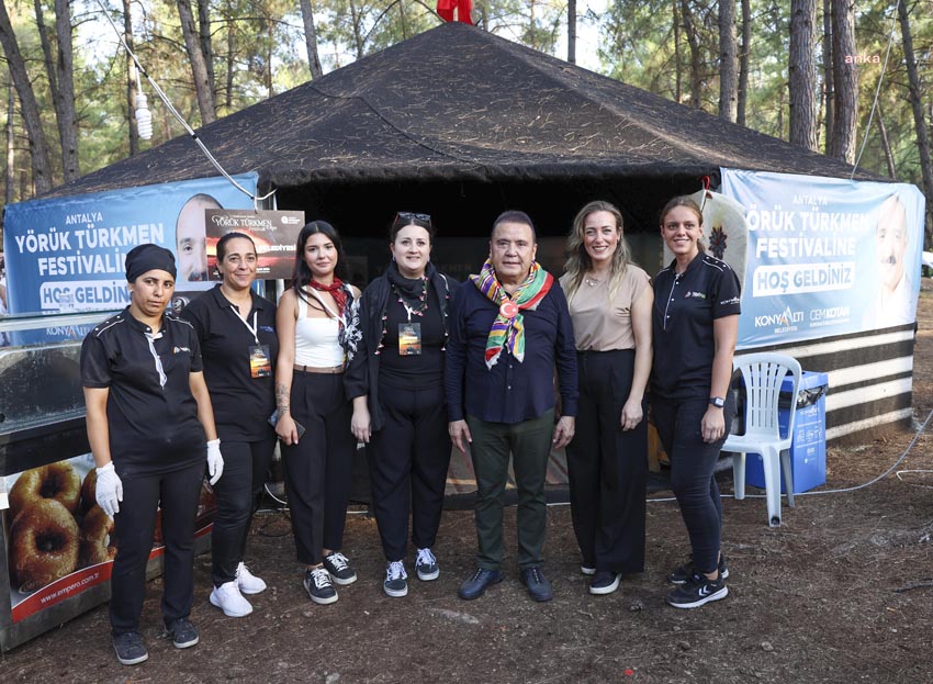 3-uluslararasi-antalya-yoruk-turkmen-festivalinin-ikinci-gununde-azerin-ugur-onur-ve-ayca-akkin-sahne-aldi