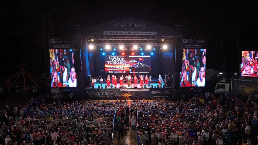 esenyurt-belediyesi-halk-danslari-turkmen-festivalinde-muazzam-gosteriye-imza-atti