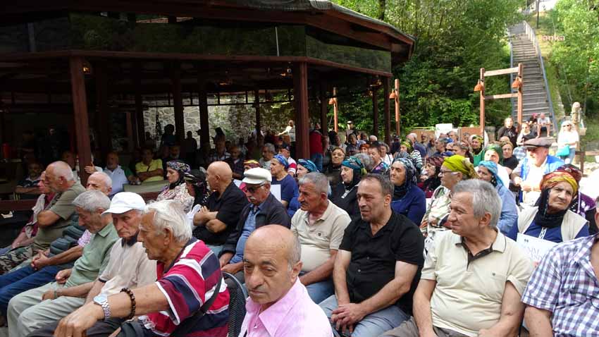 camlihemsin-halki-kendi-imkanlariyla-yaptirdiklari-tas-mektepin-milli-egitim-bakanligina-tahsisine-tepki-gosterdi