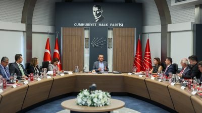 Cumhuriyet Halk Partisi (CHP) lideri Özgür Özel, partisinin genel merkezinde