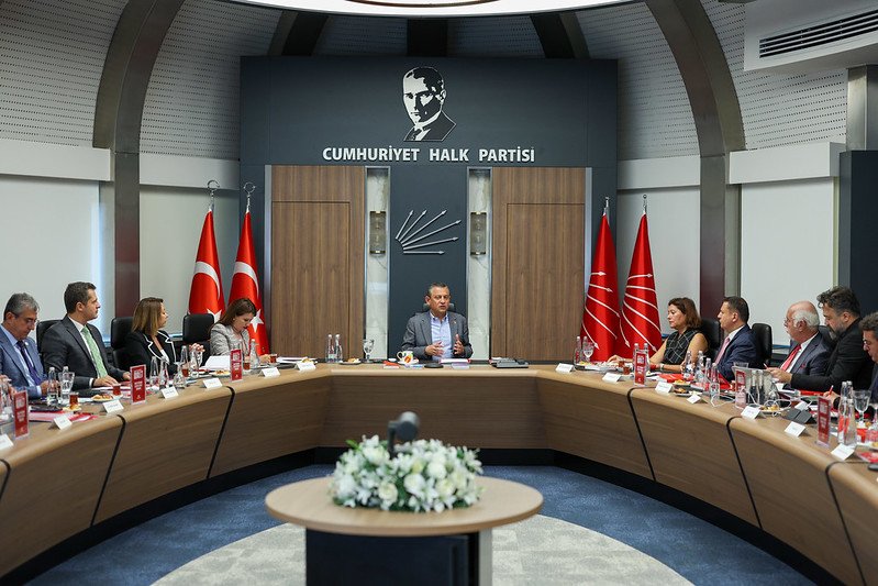 Cumhuriyet Halk Partisi (CHP) lideri Özgür Özel, partisinin genel merkezinde