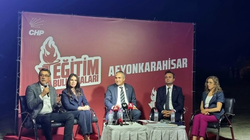 CHP'nin eğitim alanındaki sorunlara dikkati çekmek için farklı illerde düzenlediği