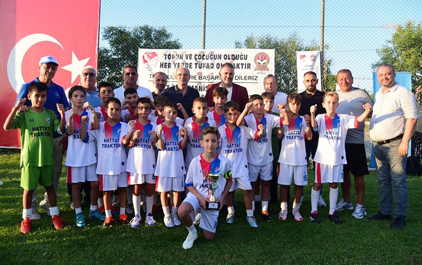 yunusemre-belediyesi-manisanin-kurtulus-gunu-futbol-turnuvasina-ev-sahipligi-yapti