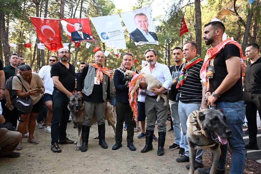 3-uluslararasi-antalya-yoruk-turkmen-festivalinin-ikinci-gununde-azerin-ugur-onur-ve-ayca-akkin-sahne-aldi