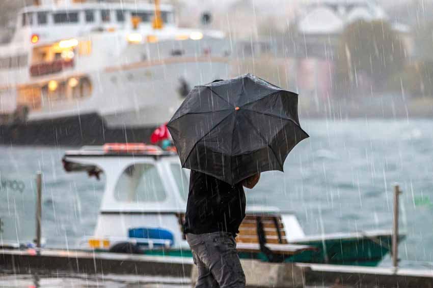 AKOM, İstanbul’da akşam saatlerinde etkisini artıracak kuvvetli sağanak yağış için