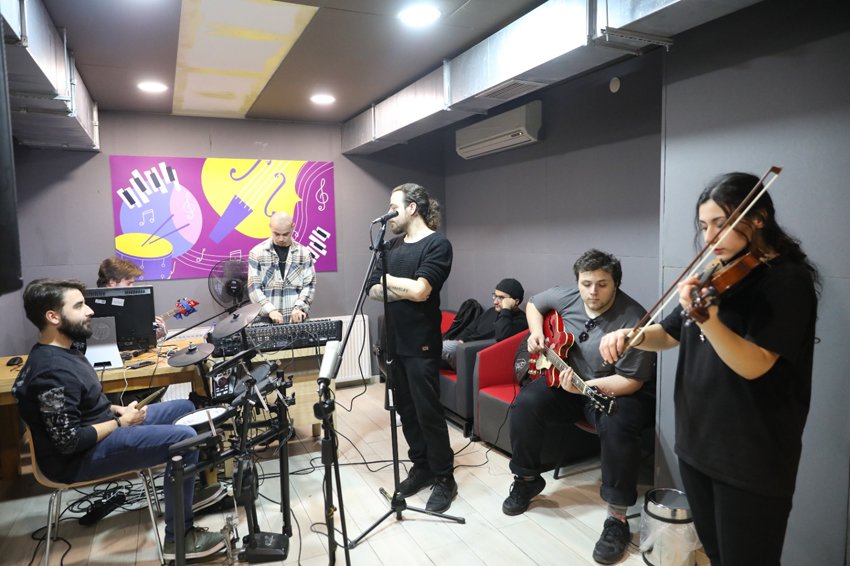 İBB tarafından gençlerin donanımlarını arttırmak amacıyla gerçekleştirilen eğitim programları için