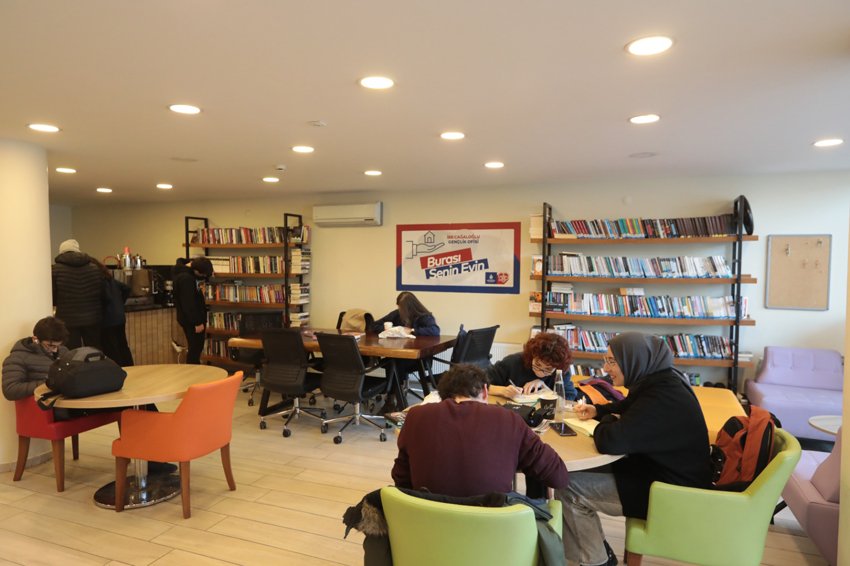 ibb-genclik-ofislerinde-guz-donemi-egitimleri-basliyor