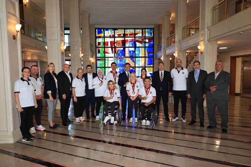 İBB Başkanı Ekrem İmamoğlu, Paris’te düzenlenen 2024 Paralimpik Oyunları’nda 1