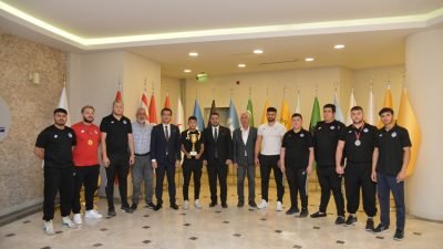 Kahramankazan Belediyespor Kulübü sporcuları, Kahramankazan Belediye Başkanı Selim Çırpanoğlu'nu makamında