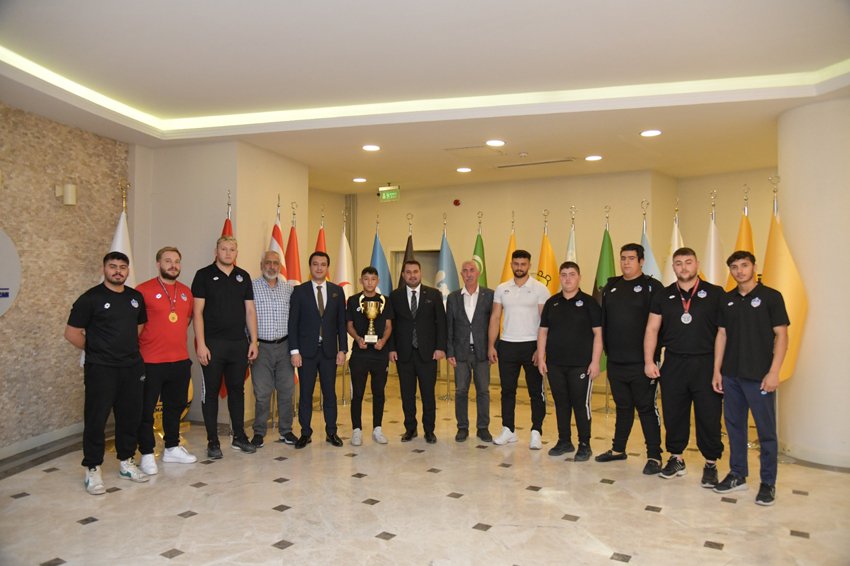 Kahramankazan Belediyespor Kulübü sporcuları, Kahramankazan Belediye Başkanı Selim Çırpanoğlu'nu makamında