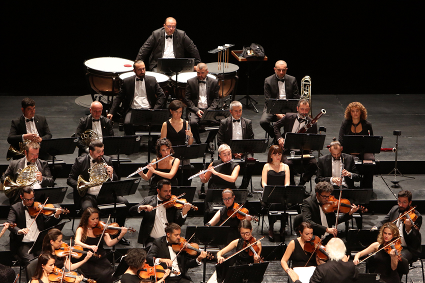Eskişehir Büyükşehir Belediyesi Senfoni Orkestrasının, orkestra şefi Ender Sakpınar yönetiminde