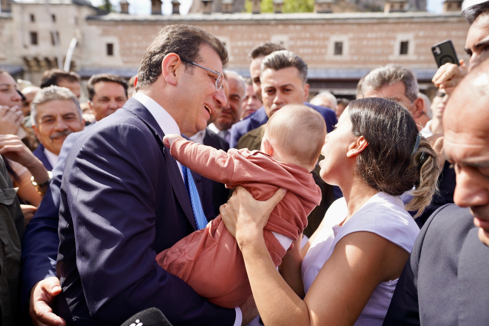 imamoglu-bir-avuc-insani-degil-bu-memleketin-evlatlarini-mutlu-etmek-icin-hep-birlikte-milletin-iktidarina-yuruyecegiz