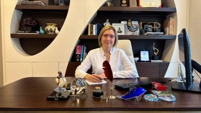 Türk müzik dünyasının sevilen isimlerinden Metin Arolat'ın beklenmedik vefatı, sevenlerini