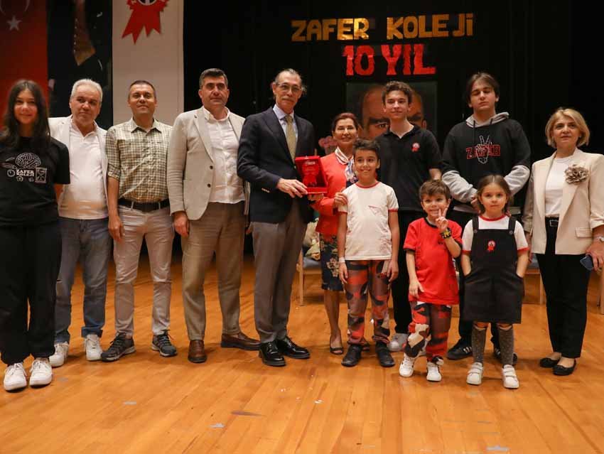Etimesgut Belediye Başkanı Erdal Beşikçioğlu, Bağlıca'da bulunan Zafer Koleji öğrencileri