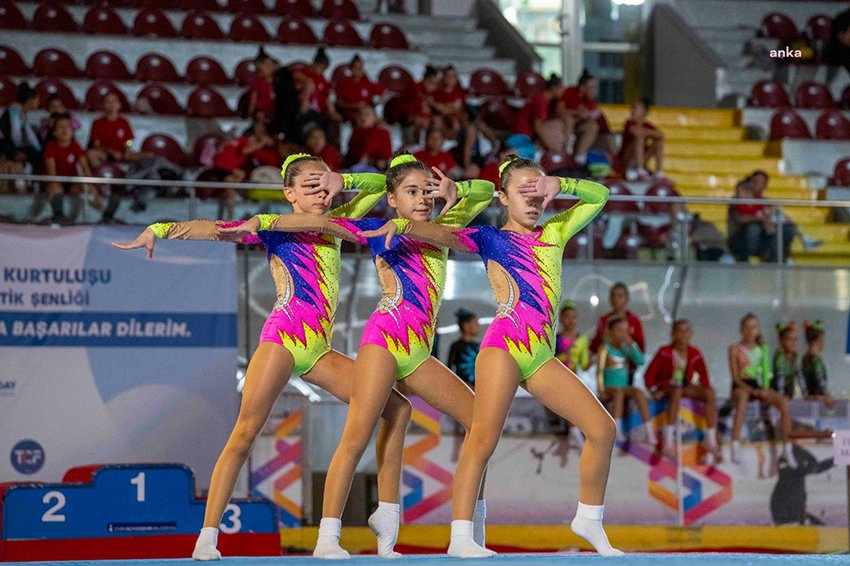 aerobik-cimnastik-senligi-ile-9-eylul-coskusu-basladi (1)