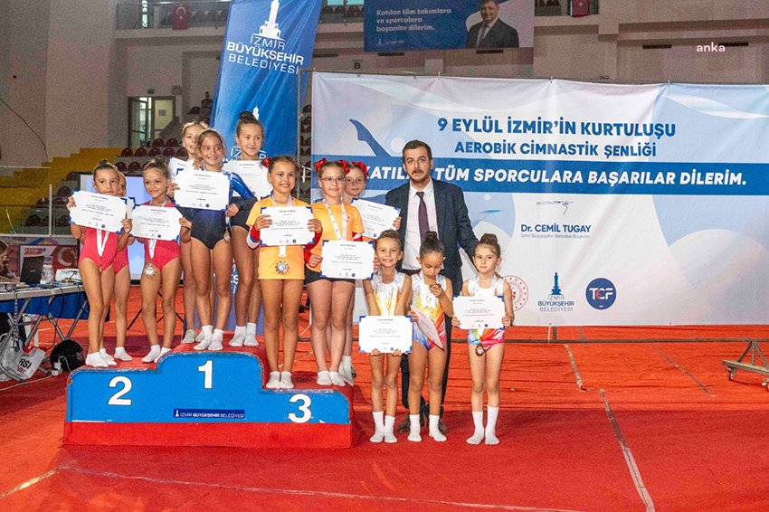 aerobik-cimnastik-senligi-ile-9-eylul-coskusu-basladi