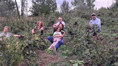 İzmit'te gördükleri aronya meyvesinden etkilenen bir aile Artvin’in Ardanuç ilçesine