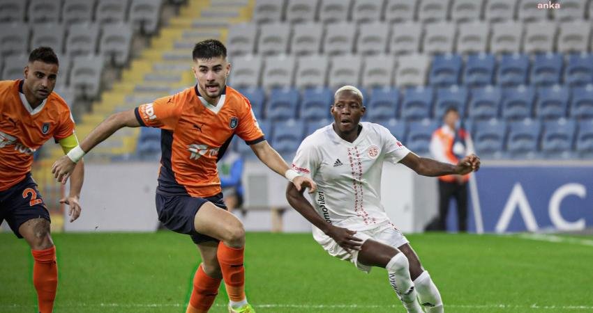 Trendyol Süper Lig 4. hafta karşılaşmasında RAMS Başakşehir Futbol Kulübü