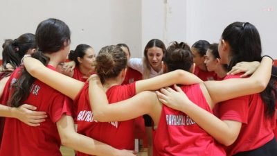 Bayraklı Belediyesi, 9 Eylül İzmir’in kurtuluşunun 102’nci yılı dolayısıyla voleybol
