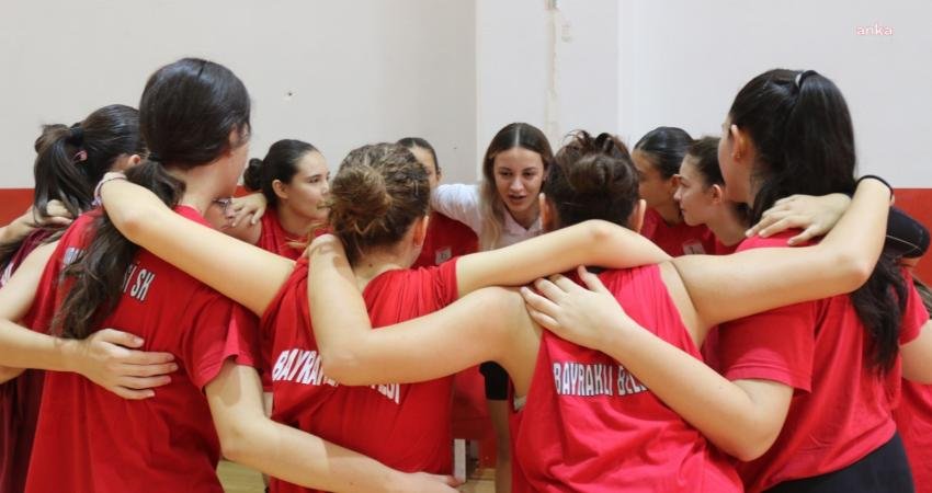 Bayraklı Belediyesi, 9 Eylül İzmir’in kurtuluşunun 102’nci yılı dolayısıyla voleybol