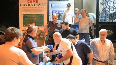 Bayrampaşa Belediyesi, Mevlid Kandili’nde ilçenin farklı camilerinde vatandaşlara kandil simidi