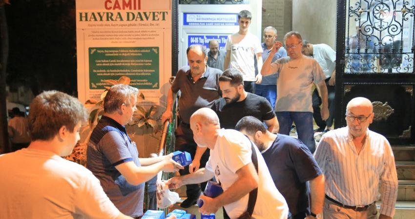 Bayrampaşa Belediyesi, Mevlid Kandili’nde ilçenin farklı camilerinde vatandaşlara kandil simidi