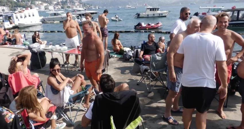 İstanbul’da Bebek Sahili, her pazar günü yüzmek isteyenlerin ortak adresi